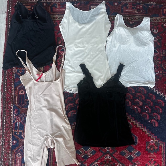 5 Intimates (Small & 34B):Spanx x 2 Hanro x 1 + BlackVelvet Cami & WhiteBraTop - Picture 4 of 9